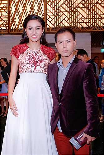 Nếu như cách đây hai ngày, á hậu Ngô Trà My diện bộ váy ngắn khoe đường cong nóng bỏng thì tại đêm bế mạc, cô diện bộ váy thanh lịch với những chi tiết nổi bật. 