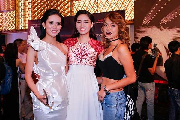 Cũng trong sự kiện tối qua, á hậu Ngô Trà My còn gặp lại hai thí sinh từng dự thi Hoa hậu Hoàn vũ Việt Nam 2015 là Lê Thị Sang và Quỳnh Mai. Cả ba đã vui vẻ chụp ảnh cùng nhau tại sự kiện này