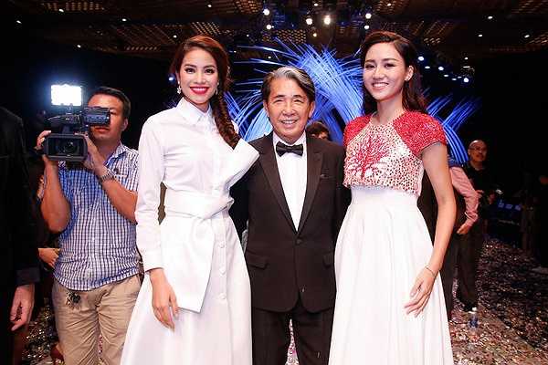 Hoa hậu Phạm Hương và á hậu Ngô Trà My còn bất ngờ được trò chuyện và chụp ảnh cùng ông hoàng thời trang Nhật Bản- Kenzo Takada. Ông là một trong những cây đại thụ của nền công nghiệp thời trang Nhật Bản cũng như nổi tiếng toàn thế giới. Thương hiệu thời trang Kenzo từ lâu đã là sự lựa chọn ưu thích của hàng triệu tín đồ thời trang khắp thế giới.