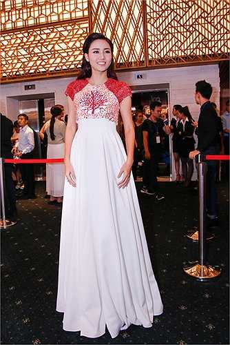 Á hậu Ngô Trà My cũng là một trong những mỹ nhân diện bộ váy đẹp nhất tối qua.