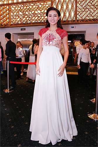 Với chiều cao 1m78 và chỉ số hình thể chuẩn mực, á hậu Ngô Trà My luôn nổi bật trước đám đông.