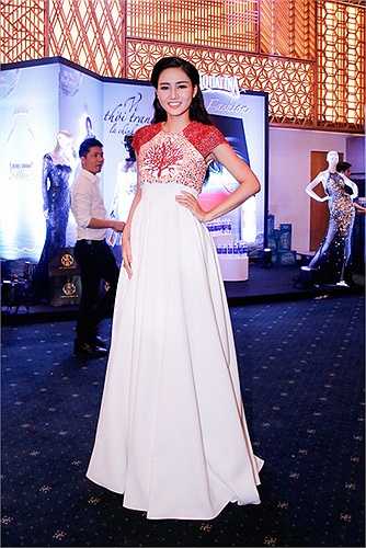 Á hậu Ngô Trà My cũng đã có phần giao lưu ấn tượng với MC thảm đỏ và trả lời phỏng vấn báo chí.