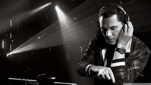 DJ Tiësto tên thật là Tijs Verwest, sinh ngày 17 tháng 1 năm 1969 tại Hà Lan. Tiësto cũng là một trong DJ hàng đầu thế giới hiện nay, đã 3 lần giữ ngôi vị DJ số 1 do tạp chí DJ Magazine - bảng xếp hạng danh tiếng nhất thế giới về EDM. Hiện Tiësto đang đứng vị trí thứ 5 trong bảng xếp hạng của DJ Mag công bố ngày 17.10.2015 vừa qua.Không chỉ dừng lại ở đó, anh còn nhận được một đề cử Grammy, nhiều giải thưởng MTV, 1 tỉ khán giả theo dõi lễ khai mạc Thế Vận Hội Olympic Athens 2004, 19 triệu lượt người theo dõi trên Facebook, hit đạt gần 200 triệu lượt views trên youtube, là thầy dạy của DJ số 1 thế giới hiện nay Hardwell,… Nếu như Skrillex đã từng chinh phục mọi cái tai khó tính nhất, thì Tiësto sẽ là một đợt “bão siêu cấp” sẵn sàng thổi bay bất cứ chướng ngại nào để đưa bạn đến với âm nhạc đỉnh cao nhất. “Cháy” đến giây phút cuối cùng, đó là những gì bạn có thể tưởng tượng về không gian âm nhạc của Tiësto. Điều này không phải là “quá” bởi Tiësto chính là DJ đầu tiên và duy nhất có concert lên đến 25.000 người tham dự và con số đó đã ngày càng tăng với những lệ hội EDM đình đám. Riêng tại Tomorrowland 2015, Tiësto đã khiến 100.000 người tham dự lễ hội cháy đến phút cuối cùng khi trở thành “người kết” của chương trình. Tiësto tại Tomorrowland 2015 với 44 phút “TRANCE the world”Nhưng tất cả những gì chúng ta từng biết đó chỉ là bề nổi của một tảng băng chìm. Với giới EDM, Tiësto đích thực là một vị vua với sự nghiệp vĩ đại và đồ sộ. Riêng với Trancer (những người mê dòng nhạc Trance) trên toàn thế giới, anh mãi mãi là một vị vua không thể thay thế trong lòng họ. Âm nhạc của Tiësto biến hóa và đa dạng. Những bản tình ca, những giai điệu pha trộn giữa ballad và bán cổ điển đầy xúc cảm, lãng mạn, tuyệt đẹp được xây dựng trên nền âm thanh điện tử tối giản để tôn lên vẻ đẹp của chúng sẽ thực sự chiếm giữ và đọng lại trong tâm trí người nghe trong một thời gian dài. Anh cũng chính là người đã dẫn dắt cho DJ tài năng số 2 thế giới hiện nay - DJ Hardwell tiến đến vị trí đỉnh cao hiện tại. Chính Tiësto đã liên hệ với Hardwell (khi ấy còn đang là một tay mơ) để đề nghị hợp tác và chỉ dẫn anh chàng trên con đường trở thành DJ chuyên nghiệp. Lần hợp tác đầu tiên của cả hai, bản Zero 76 đã trở thành một trong những bản hit lớn nhất năm 2011 và gián tiếp đưa cái tên Hardwell vào vị trí thứ 24 trên bảng xếp hạng hàng năm do tạp chí DJ Mag bình chọn. DJ huyền thoại này cũng chính là thầy của tài năng DJ hiện đang xếp thứ 2 thế giới – HardwellĐược biết, ngày 13.12, huyền thoại EDM sẽ có mặt tại Việt Nam để đồng hành cùng các thí sinh của 1 cuộc thi dành cho DJ trong chính đêm chung kết của họ tại TP Hồ Chí Minh! Liệu Tiësto sẽ mang đến “cơn bão” cấp độ đầy bất ngờ nào cho cuộc thi này và cho các khán giả đam mê âm nhạc điện tử?