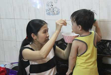 Những đứa trẻ nghe lời mẹ, ăn rất nhanh. Những đứa trẻ nghe lời mẹ, ăn rất nhanh.