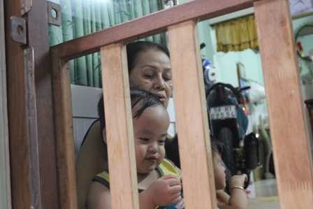 Bà Kim vui chơi cùng các cháu nội. Bà Kim vui chơi cùng các cháu nội.