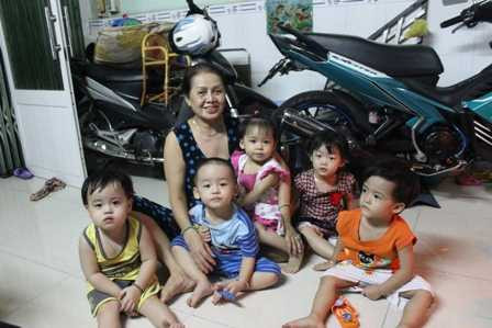 Bà Kim bên 5 đứa cháu nhỏ đáng yêu. Bà Kim bên 5 đứa cháu nhỏ đáng yêu.