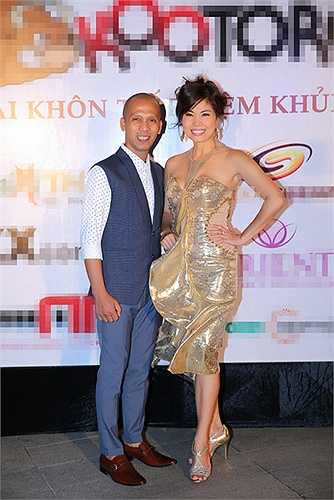 Mặc dù đang bận rộn cho việc thu âm làm MV mới ra mắt dịp cuối năm nhưng nghệ sĩ saxophone Minh Tâm vẫn tranh thủ thời gian đến chúc mừng ca sĩ hải ngoại Hồ Lệ Thu quyến rũ trong sự kiện của cô.