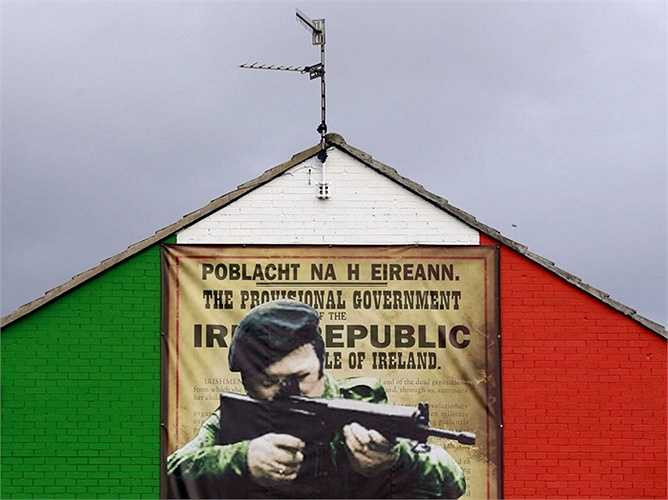 7. Cộng hoà Ireland - 122,8%: Quốc gia này đã 'dứt' được các chương trình cứu trợ tài chính từ hai năm trước, nhưng vẫn còn phải đối mặt với một đống nợ khổng lồ. Nhưng hiện tại Ireland đang được đánh giá là đi đúng hướng, với những thành công trong tái cấp vốn một số lượng lớn các khoản nợ liên quan tới ngân hàng.