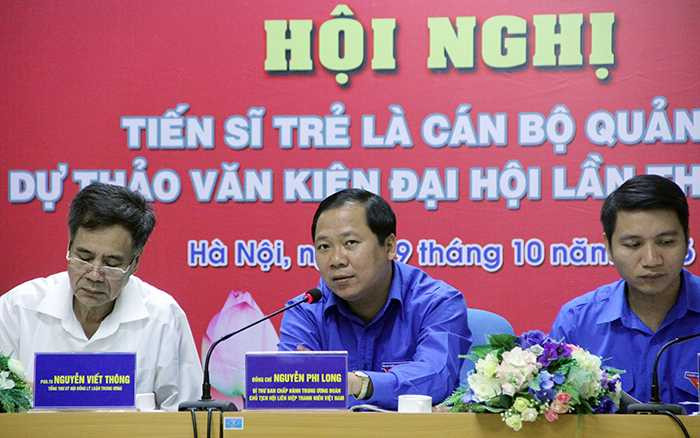 Anh Nguyễn Phi Long, Bí thư Trung ương Đoàn, Chủ tịch Hội liên hiệp Thanh niên Việt Nam mời các tiến sĩ trẻ đóng góp ý kiến