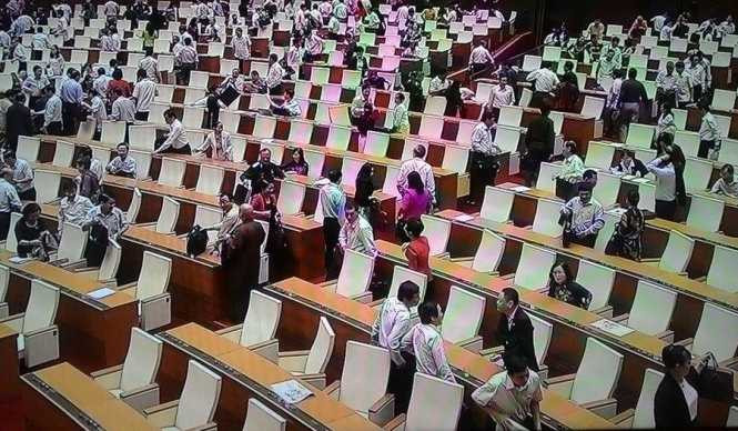 Các đại biểu ra về vào 9g15 sáng 21-10 - Ảnh chụp qua màn hình trực tiếp tại trung tâm báo chí Quốc hội