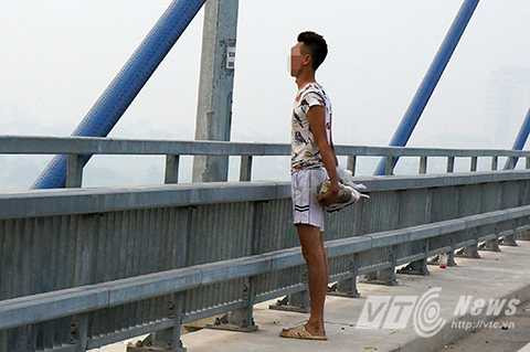 Nam thanh niên ôm cục đá đứng khóc trên cầu Nhật Tân Nam thanh niên ôm cục đá đứng khóc trên cầu Nhật Tân