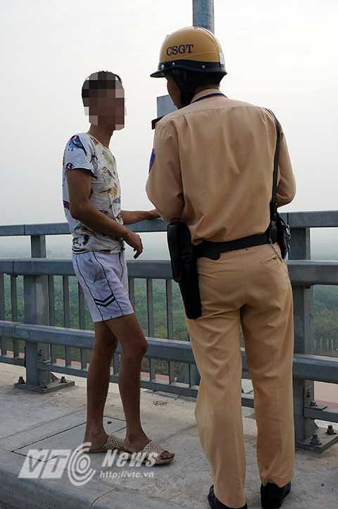 Sau khoảng nửa giờ thuyết phục, nam thanh niên này đã đồng ý bỏ ý từ bỏ ý định tự tử Sau khoảng nửa giờ thuyết phục, nam thanh niên này đã đồng ý bỏ ý từ bỏ ý định tự tử