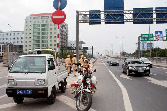 Đang chốt chặn truy bắt xe tải 36C-02492 phóng ngược chiều như bay trên cao tốc Nhật Tân - Nội Bài