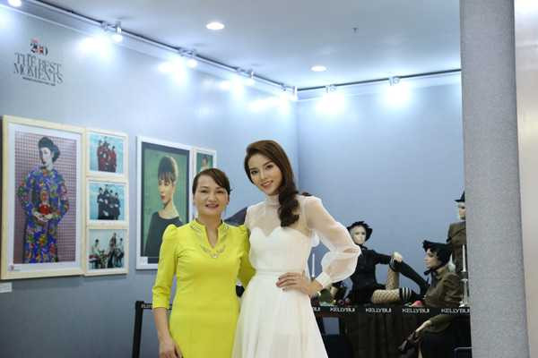 Hoa hậu Kỳ Duyên chụp ảnh cùng mẹ