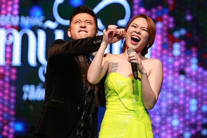 Sau khi hát xong, nam HLV The Voice đã xin phép khán giả nhéo tai Mỹ Tâm để trả đũa việc cô nàng thản nhiên bịa lời ca khúc Anh nhớ em đã gây xôn xao cộng đồng mạng cách đây hơn một tuần. 