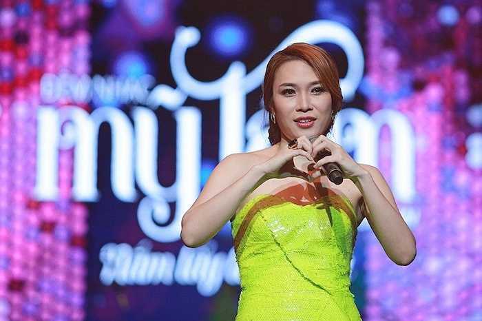 Sau màn song ca tình tứ cùng Tuấn Hưng, Mỹ Tâm trở lại sân khấu với ca khúc mới nhất – Khi cô đơn anh gọi tên em. Nữ ca sỹ bật mí là có dự tính sẽ gửi tặng khán giả bản tiếng Nhật của ca khúc này nhưng do thời gian gấp rút và cô hứa là cố gắng hoàn thành trong thời gian sớm nhất.