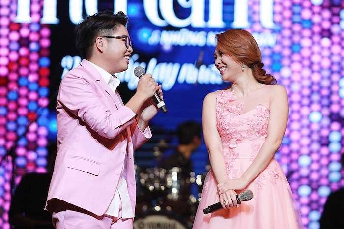 Mỹ Tâm thoải mái cùng Đức Phúc giao lưu với khán giả.