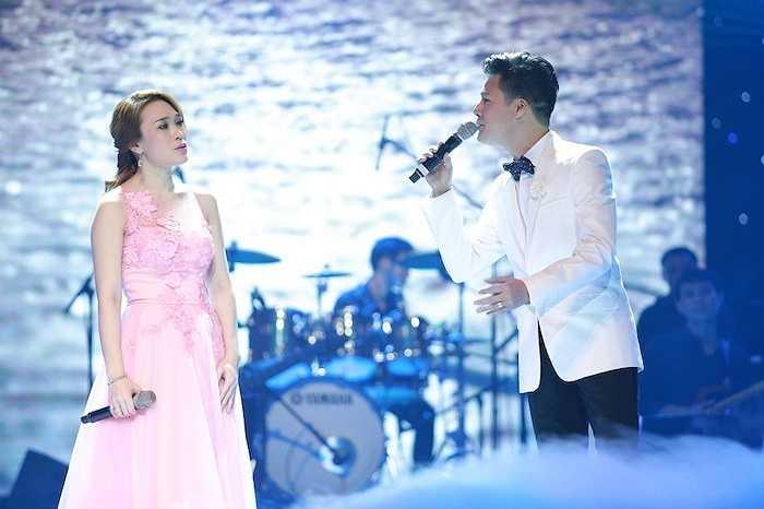 Nam ca sỹ Quang Dũng xuất hiện trong sự hò reo của khán giả. Anh đã mang đến chương trình hai ca khúc: Tuyết rơi mùa hè và Vì đó là em. 