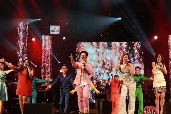 Khán giả đã đứng lên nhảy múa cùng thần tượng. Mỹ Tâm thật sự hạnh phúc vì đã thực hiện một đêm nhạc thành công. (Trung Ngạn)