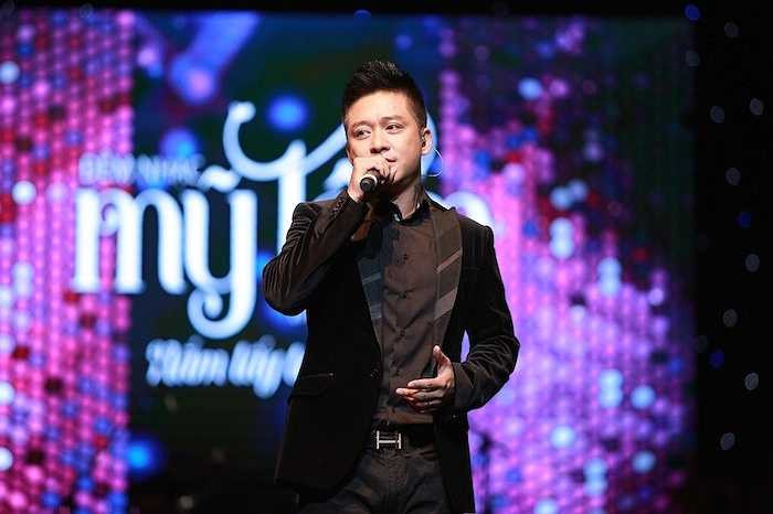 Tiếp nối sau phần biểu diễn của Mỹ Tâm, nam ca sỹ Tuấn Hưng xuất hiện lịch lãm và sang trọng trong bộ vest đen. Anh mang đến chương trình hai ca khúc đó là Anh sẽ không đổi thay và bản hit đình đám: Nắm lấy tay anh. Cả khán phòng đã cùng hòa giọng với Tuấn Hưng để hát ca khúc này. 