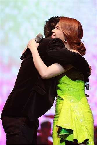 Cái ôm đầy thân thiết của hai HLV Giọng hát Việt.