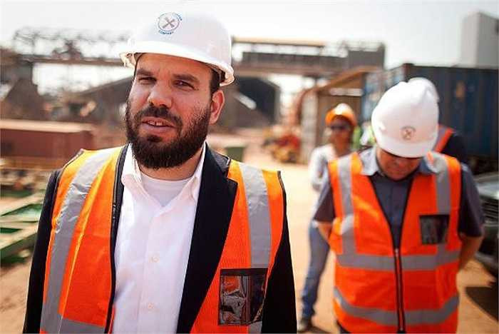 3. Dan Gertler, 42 tuổi, với tài sản 2,6 tỷ USD: Dan Gertler là một doanh nhân Israel, người đã làm nên khối tài sản lớn của mình bằng cách đầu tư vào các mỏ kim cương và đồng tại Cộng hòa Dân chủ Congo (DRC). Gertler là người sáng lập kiêm chủ tịch của tập Dan Gertler International (DGI) và cũng là người đứng đầu công ty Gibraltar, thuộc Tập đoàn Fleurette của gia đình anh.