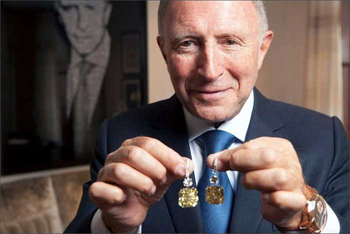 5. Laurence Graff, 78 tuổi: Tỷ phú người Anh Laurence Graff là người sáng lập của tập đoàn kim cương Graff Diamonds, nổi tiếng với những viên đá quý hiếm và khổng lồ. Graff khởi nghiệp từ một người học việc tại tiệm đồ trang sức nho nhỏ ở tuổi 15. Với kinh nghiệm làm việc tại các cửa hàng đồ trang sức, ông bắt đầu thiết kế và bán các thiết kế của mình một cách độc lập. Đến năm 1960, ông thành lập thương hiệu kim cương sang trọng Graff hiện có 35 cửa hàng trên toàn thế giới.