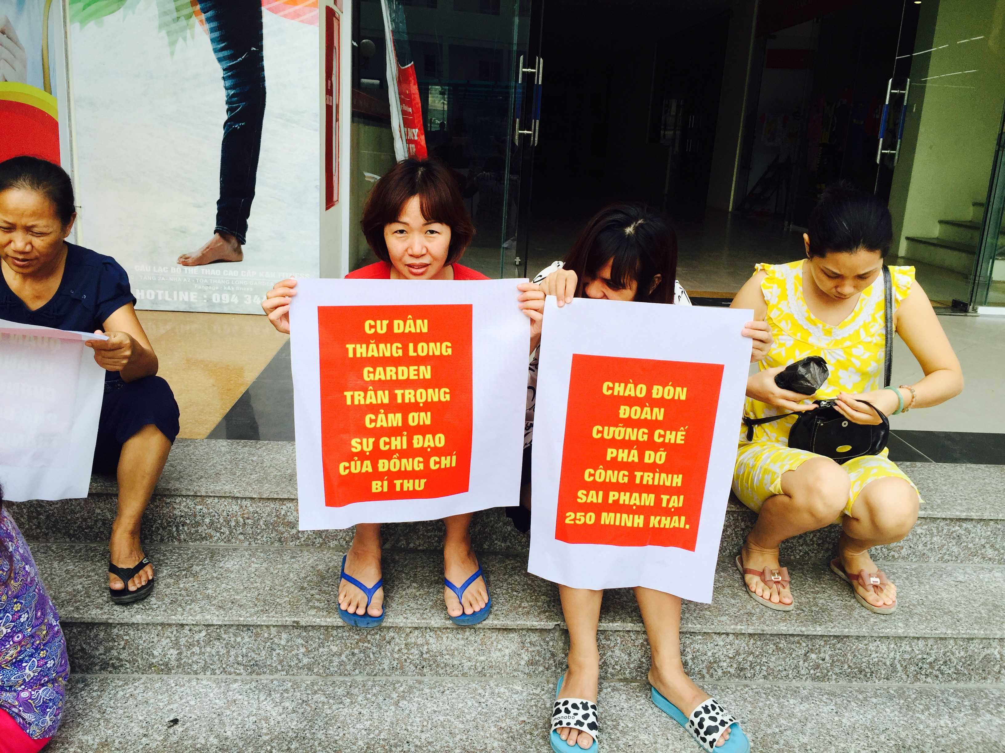 Quá hạn cưỡng chế, cư dân Thăng Long Garden đề nghị chính quyền xử lý các sai phạm. Ảnh: Châu Anh