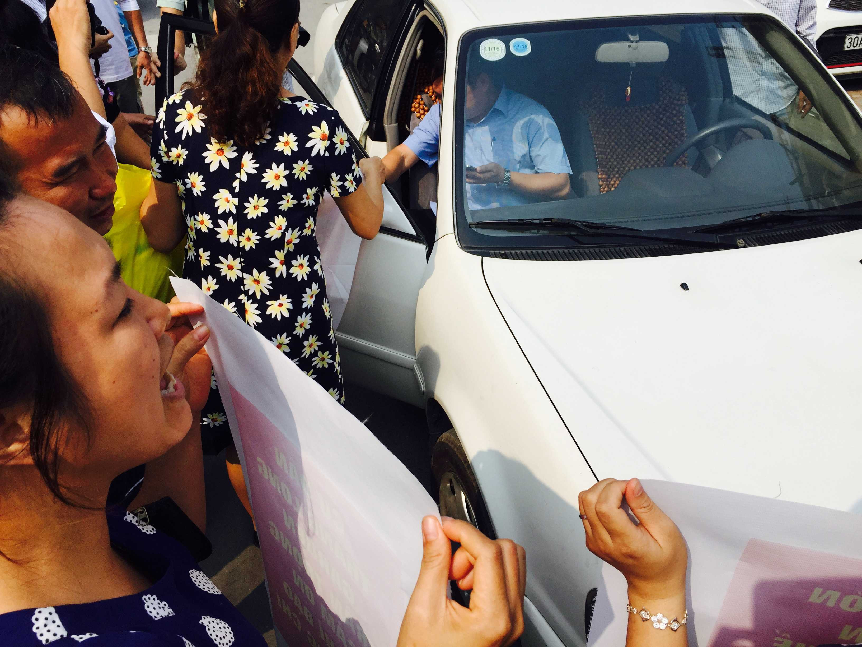 Cư dân mời ông Lâm Anh Tuấn, Phó chủ tịch quận Hai Bà Trưng xuống xe đối thoại với dân.