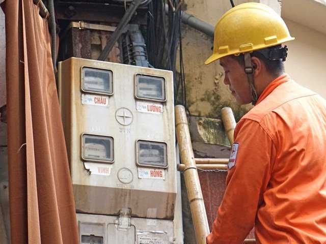 Công nhân điện lực kiểm tra chỉ số điện tại phường Hàng Gai (Hoàn Kiếm, Hà Nội). Ảnh: L.H.T