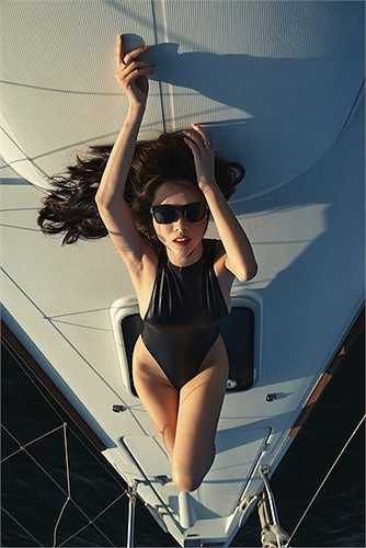 Cùng ngắm thêm những hình ảnh táo bạo trên du thuyền của Vũ Ngọc Anh: