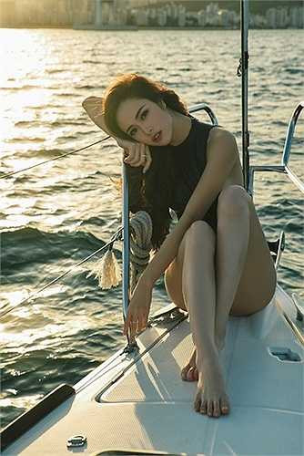 Nữ diễn viên Quyên đã không ngại thời tiết đang rất lạnh vào buổi sáng tại Hàn Quốc mà chỉ diện bikini một mảnh rất mỏng manh để thực hiện bộ ảnh đặc biệt này.