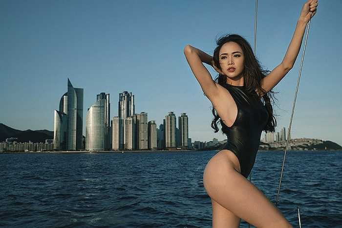 Những đường nét trên cơ thể của cô được thể hiện một cách rõ nét và chân thật nhất trong bộ ảnh.