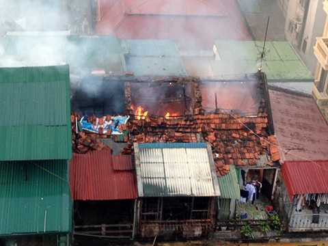 Ngọn lửa bốc lên bao chùm khu tập thể