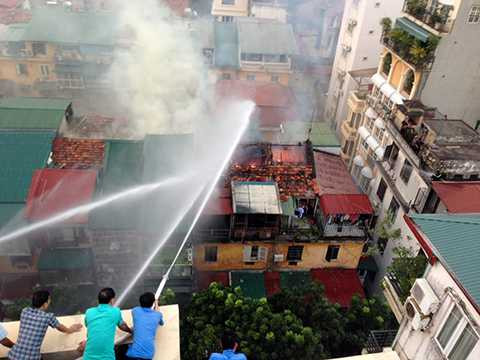 Công tác cứu hỏa gặp nhiều khó khăn do đường nhỏ, nơi xảy cháy cơi nới trên tầng thượng của khu tập thể