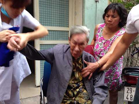 Cụ già 67 tuổi được cứu ra khỏi đám cháy