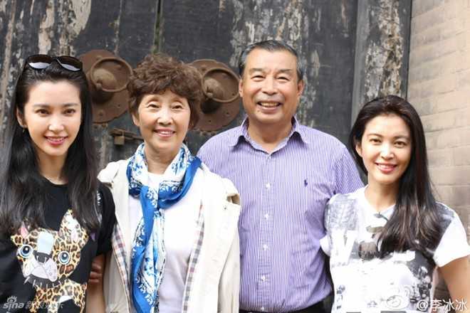 Mới đây, Lý Băng Băng chia sẻ hình ảnh về thăm quê hương - làng nhỏ tại tỉnh Sơn Tây (Trung Quốc). Cô và chị gái chụp ảnh bên bố mẹ. Đây là lần hiếm hoi nữ diễn viên nổi tiếng khoe ảnh cùng gia đình.
