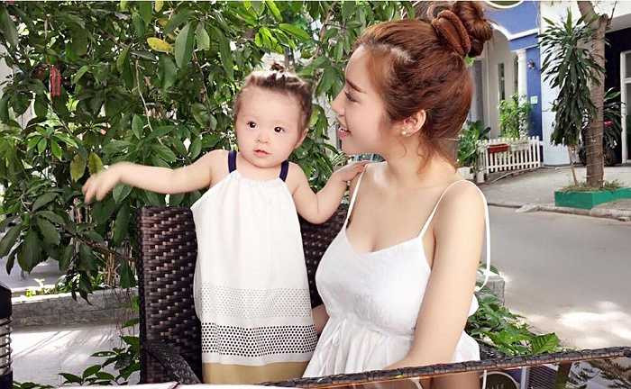 Dù đã là mẹ của một nhóc tì xinh xắn, nhưng Elly Trần vẫn giữ vẻ xinh đẹp như thời con gái.