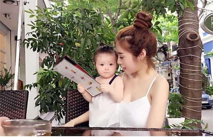 Vẻ trẻ trung, quyến rũ của bà mẹ một con.