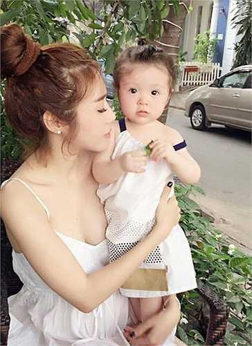 Kín tiếng khi mang bầu, sau đó bất ngờ khoe cô công chúa xinh đẹp, Elly Trần khiến không ít người bất ngờ.