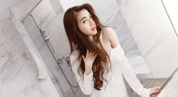 Trong những bộ ảnh thời trang, Elly Trần đều lôi cuốn bởi vẻ ngoài gợi cảm.