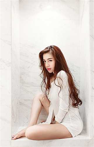 Ngắm nhan sắc của bà mẹ một con xinh đẹp Elly Trần.