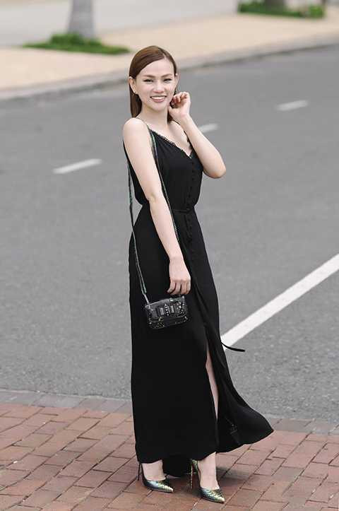 Thu Thủy vừa sinh con 5 tháng nhưng vóc dáng của cô đã trở lại gần như trước. Đó là nhờ quá trình chăm chỉ tập luyện và ăn kiêng. Đặc biệt cô luôn lựa chon những bộ cánh dạo phố vừa thoải mái vừa giúp khoe thân hình thon gọn như lúc chưa sinh con. Thu Thuỷ được đánh giá luôn biết biến hoá với những bộ trang phục của mình, cô nàng còn tự tin khoe làn da trắng ngần khi dạo phố Sài Gòn.