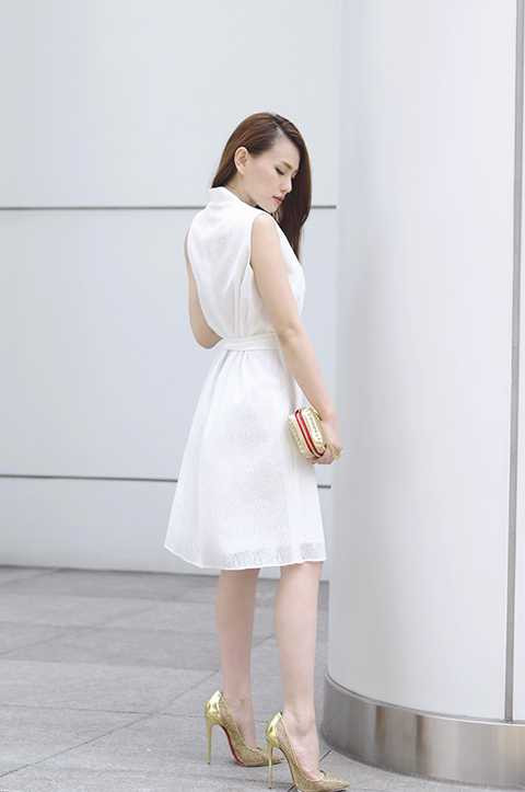 Khi tham dự các sự kiện, nữ ca sĩ thường chọn cho mình trang phục đơn giản, như bộ váy trắng kết hợp cùng clutch và giày đồng màu vàng ánh kim.