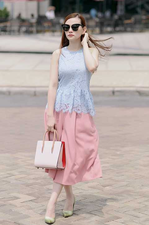 Bà mẹ một con Thu Thủy trông như một quý cô sành điệu và thời trang khi khéo léo kết hợp áo ren, quần váy ton màu trẻ trung, mắt kính bản to cùng túi xách đồng điệu.
