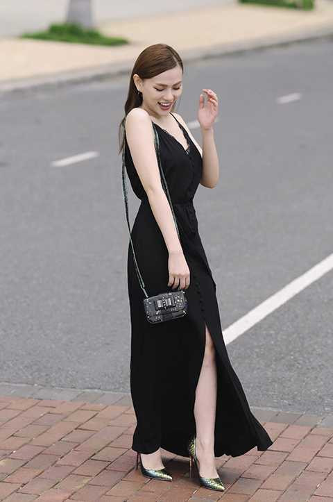 Mái tóc nâu cùng bộ váy đen dài tưởng chừng như đơn giản nhưng lại làm nổi bật làn da trắng nõn nà của Thu Thuỷ. Không chỉ có thế, dáng váy thướt tha còn giúp bà mẹ một con Thu Thuỷ khoe được vòng eo con kiến của mình. Những hình ảnh mới nhất của Thu Thuỷ cũng hứa hẹn cho sự trở lại đầy ấn tượng trong âm nhạc. Ảnh: Khánh Duy - Stylist: Kye.