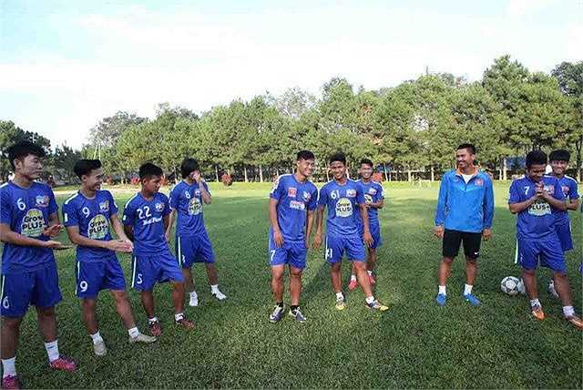 Lê Hoàng Thiên về SHB Đà Nẵng, thủ môn Nguyễn Minh Nhựt về QNK Quảng Nam và trung vệ Bùi Tiến Dũng trở về Viettel.