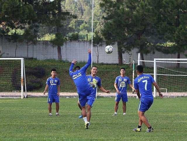 Khuất Hữu Long trở lại sau chấn thương bên cạnh Đông Triều cũng là những lựa chọn không tồi ở vị trí trung vệ.