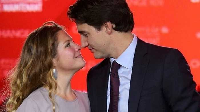 Ông Justin Trudeau cùng vợ trong ngày chiến thắng