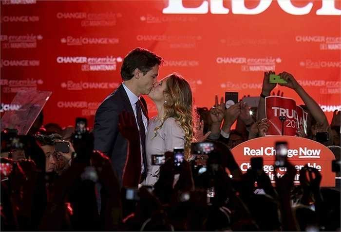 Chính trị gia Justin Trudeau hôn vợ trong khoảnh khắc chiến thắng